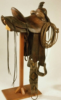 A bucking roll on a stock saddle